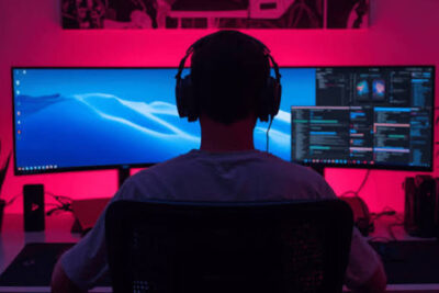 Monitores profesionales ultrawide y 4K para productividad, finanzas y desarrollo de software